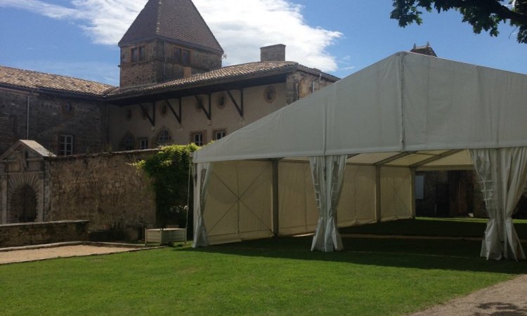 Installation d'un chapiteau chez notre partenaire