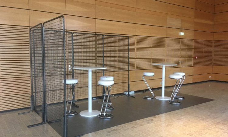 Installation du mobilier pour exposer vos projets lors de conventions et salons