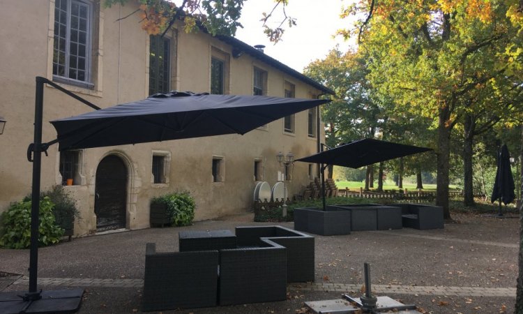 Installation de parasols et salon de jardin